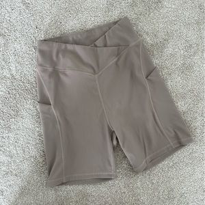 Beige ribbed biker shorts with side/led pockets | size M